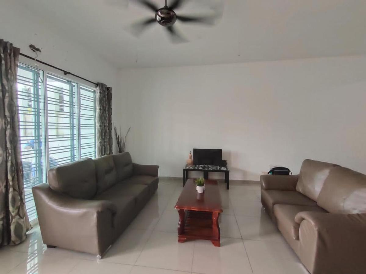Karak Indah Homestay Esterno foto